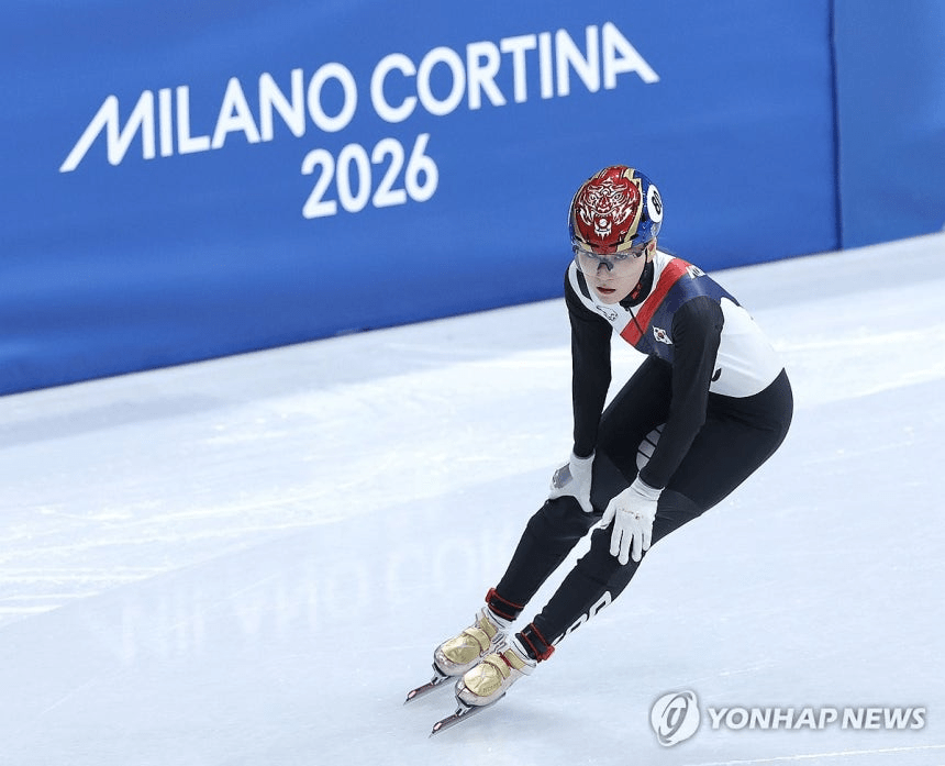 No Do-hee speed skater in a black and white uniform glides on ice, preparing for a race at the Milano Cortina 2026 event.